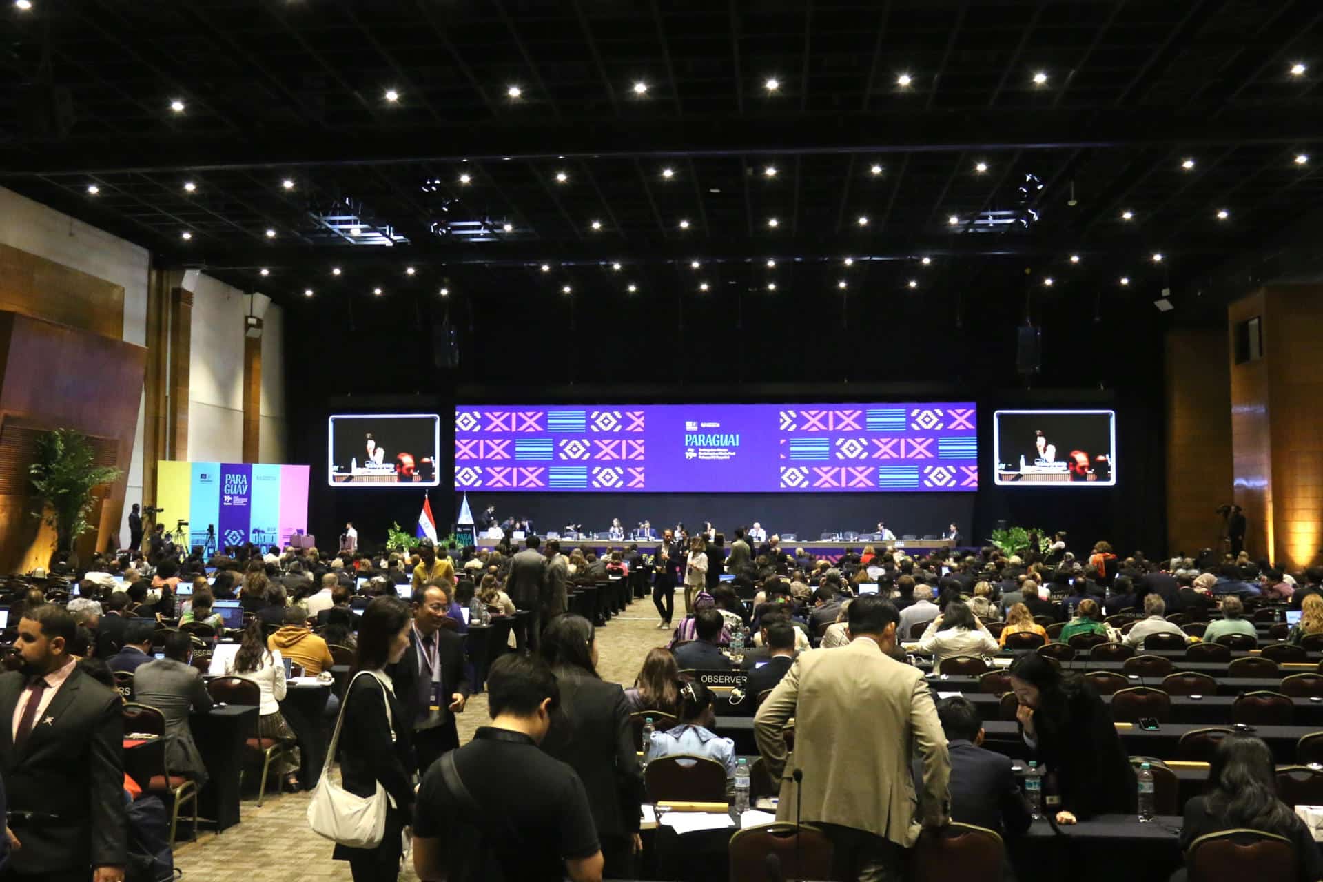 Delegados de diferentes países asisten a la sesión inaugural de la decimonovena reunión del Comité Intergubernamental para la Salvaguardia del Patrimonio Cultural Inmaterial de la Organización de las Naciones Unidas para la Educación, la Ciencia y la Cultura (Unesco), este lunes en Luque (Paraguay). EFE/ Nina Osorio