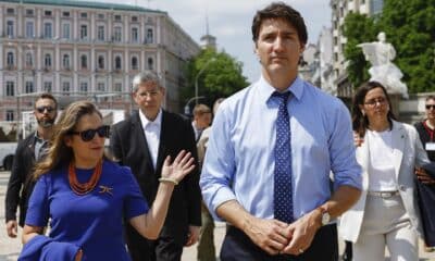 Fotografía de archivo del 10 de junio de 2023 del primer ministro canadiense, Justin Trudeau (d), y la ministra de Finanzas de Canadá, Chrystia Freeland (i), visitando el Muro de la Memoria, en Kiev (Ucrania). EFE/ EPA/ Valentyn Ogirenko/