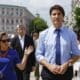 Fotografía de archivo del 10 de junio de 2023 del primer ministro canadiense, Justin Trudeau (d), y la ministra de Finanzas de Canadá, Chrystia Freeland (i), visitando el Muro de la Memoria, en Kiev (Ucrania). EFE/ EPA/ Valentyn Ogirenko/