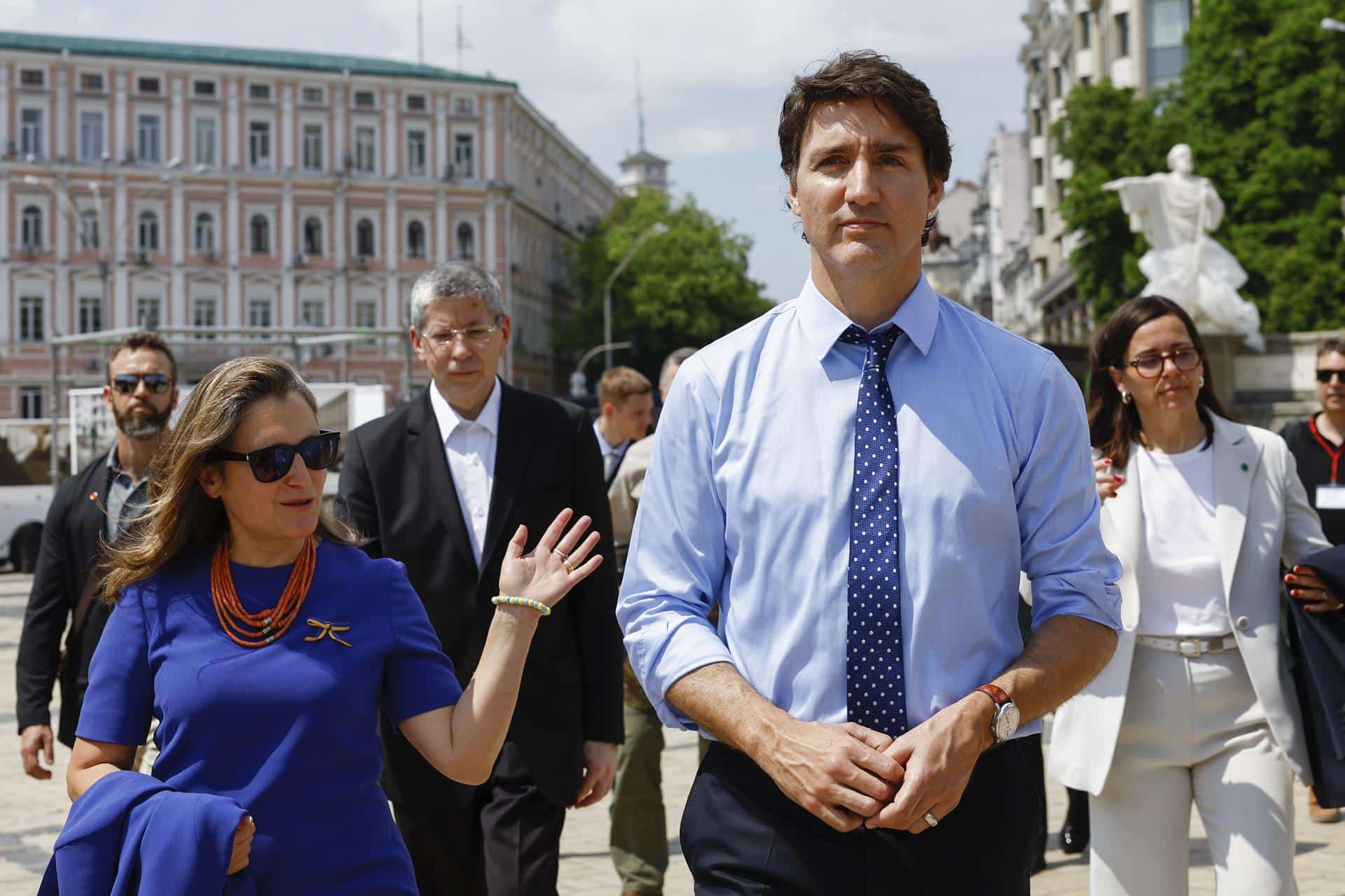 Fotografía de archivo del 10 de junio de 2023 del primer ministro canadiense, Justin Trudeau (d), y la ministra de Finanzas de Canadá, Chrystia Freeland (i), visitando el Muro de la Memoria, en Kiev (Ucrania). EFE/ EPA/ Valentyn Ogirenko/