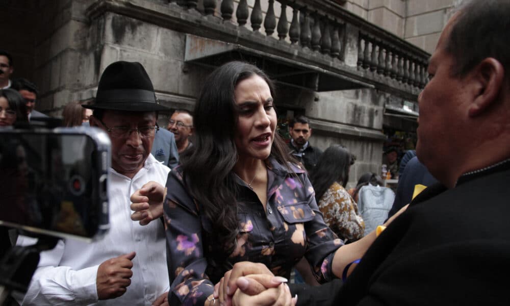 La vicepresidenta de Ecuador, Verónica Abad, a su llegada a la Vicepresidencia donde no le permitieron el ingreso, luego del fallo judicial a su favor este lunes, en Quito (Ecuador). EFE/ Henry Lapo