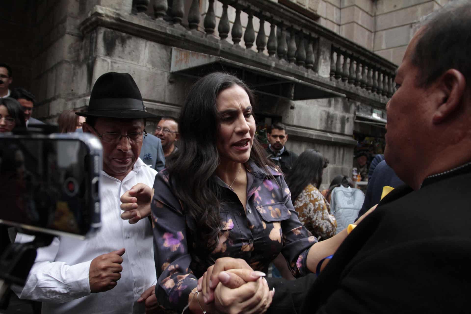 La vicepresidenta de Ecuador, Verónica Abad, a su llegada a la Vicepresidencia donde no le permitieron el ingreso, luego del fallo judicial a su favor este lunes, en Quito (Ecuador). EFE/ Henry Lapo