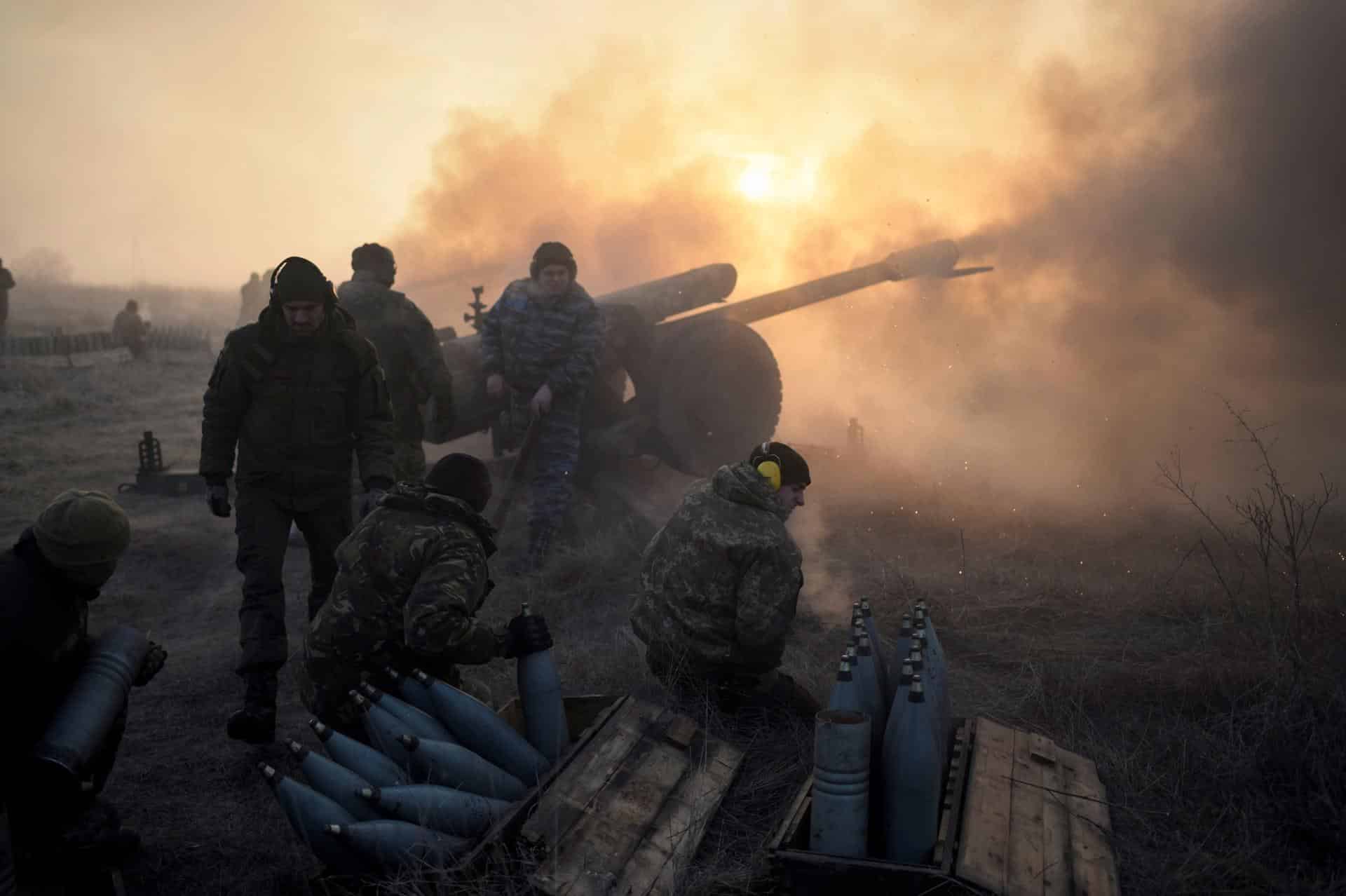 Militares ucranianos disparan un obús jen el área de Donetsk en una imagen de archivo. EFE/ Markiian Lyseiko