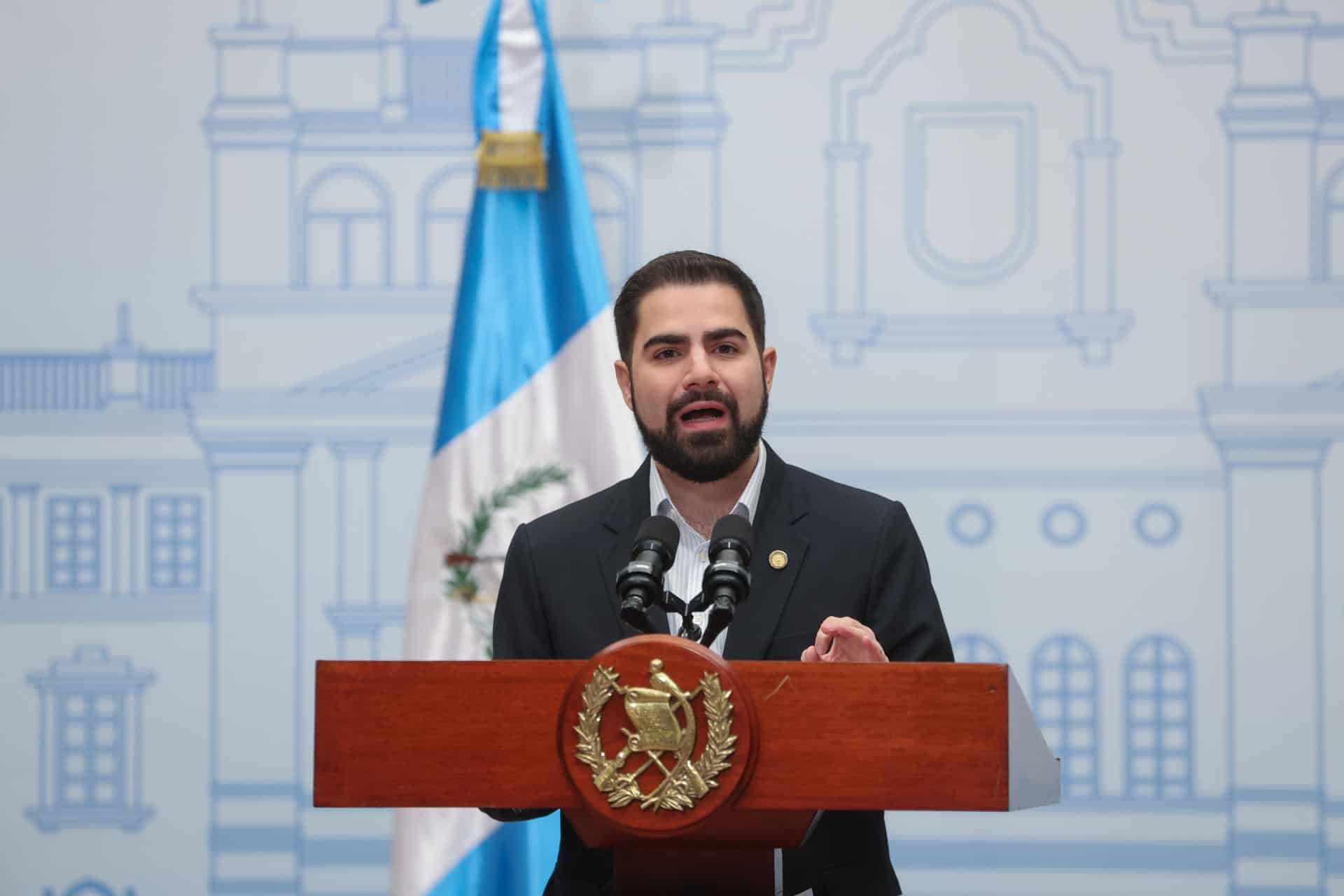 El secretario de comunicación social de la presidencia, Santiago Palomo, habla este lunes en Ciudad de Guatemala sobre la previsión de ofrecer una "disculpa pública" al asumir su responsabilidad en la detención y desaparición de la poeta, escritora y activista española Alaíde Foppa Falla. EFE/ Mariano Macz