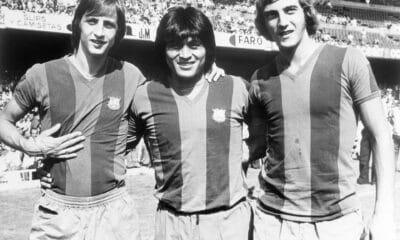 Foto de archivo del 29-7-1974 del peruano Hugo 'Cholo' Sotil (c) junto a los holandeses Johan Cruyff (i) y Johan Neeskens (d), durante la presentación de la plantilla del Barcelona 1974-75. EFE/ra