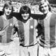 Foto de archivo del 29-7-1974 del peruano Hugo 'Cholo' Sotil (c) junto a los holandeses Johan Cruyff (i) y Johan Neeskens (d), durante la presentación de la plantilla del Barcelona 1974-75. EFE/ra