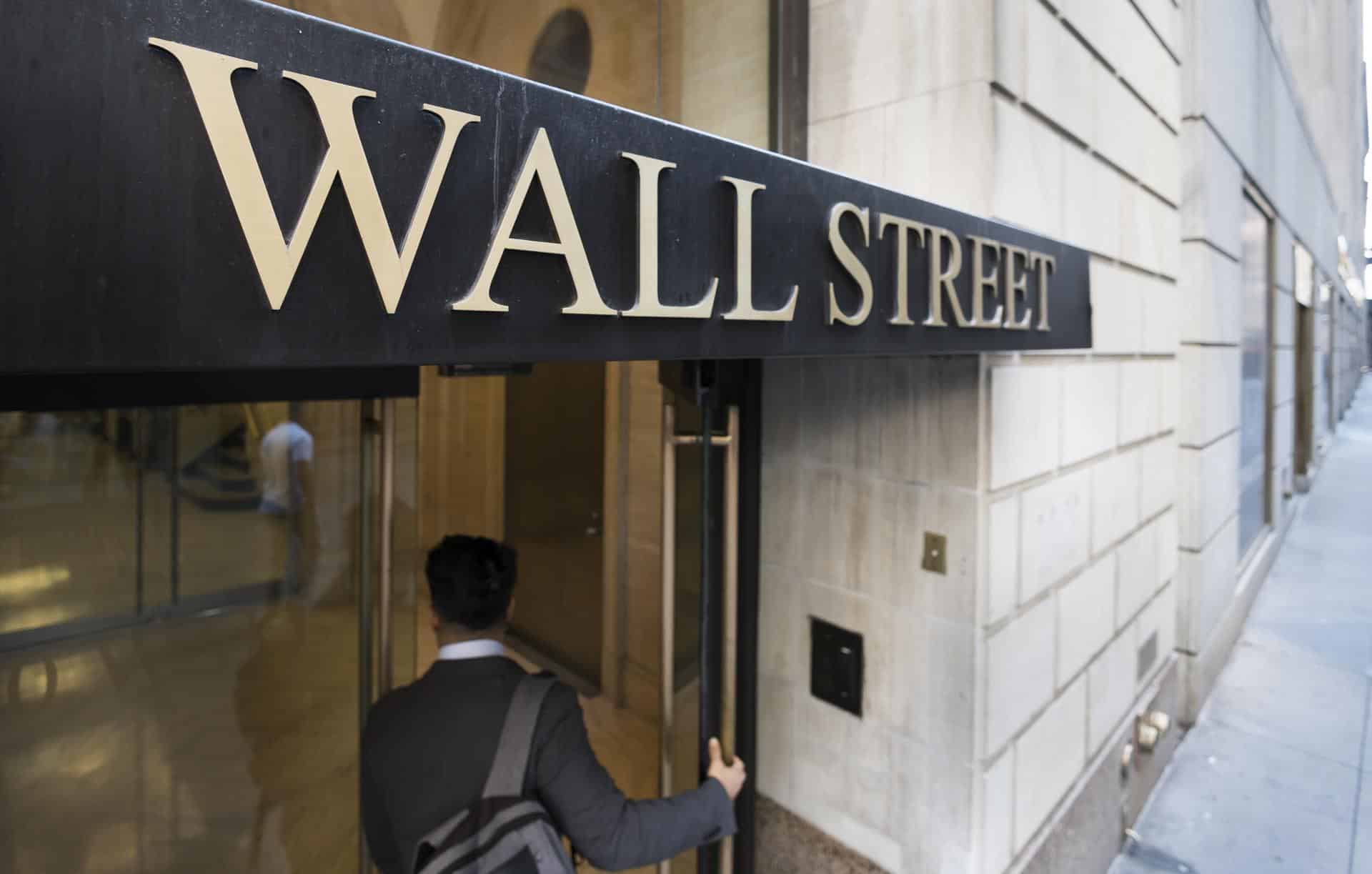 Fotografía de archivo de un cartel en un edificio de Wall Street cerca de la Bolsa de Valores de Nueva York en Nueva York, EE. UU., 13 de junio de 2022. EFE/EPA/Justin Lane