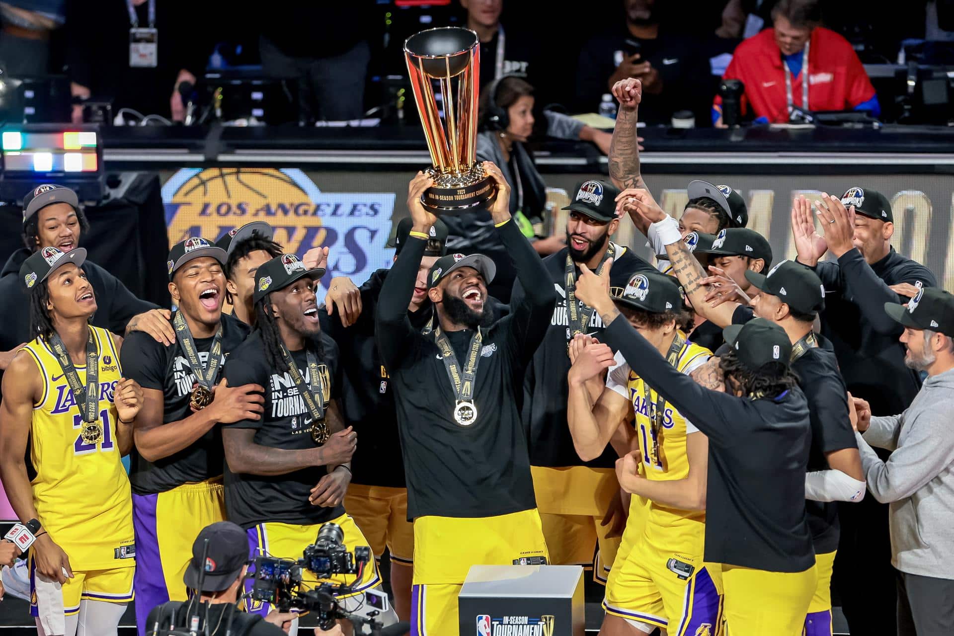 Los Lakers celebran la Copa de la NBA 2023 en Las Vegas. EFE/EPA/ALLISON DINNER