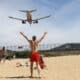 Un grupo de turistas pasan la Navidad en una playa de la isla tailandesa Phuket, cerca del aeropuerto internacional de la turística ínsula.
EFE/EPA/RUNGROJ YONGRIT