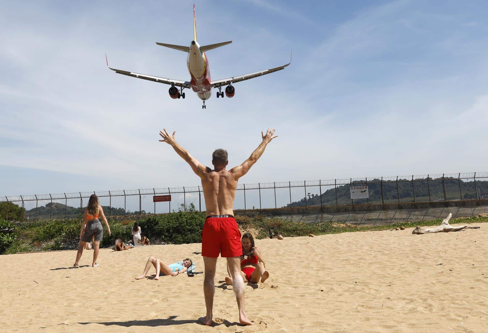 Un grupo de turistas pasan la Navidad en una playa de la isla tailandesa Phuket, cerca del aeropuerto internacional de la turística ínsula.
EFE/EPA/RUNGROJ YONGRIT