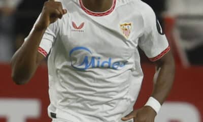 El delantero del Sevilla Dodi Lukébakio celebra tras marcar ante Osasuna, durante el partido de LaLiga que Sevilla FC y CA Osasuna disputan este lunes en el estadio Ramón Sánchez-Pizjuán. EFE/José Manuel Vidal