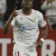 El delantero del Sevilla Dodi Lukébakio celebra tras marcar ante Osasuna, durante el partido de LaLiga que Sevilla FC y CA Osasuna disputan este lunes en el estadio Ramón Sánchez-Pizjuán. EFE/José Manuel Vidal