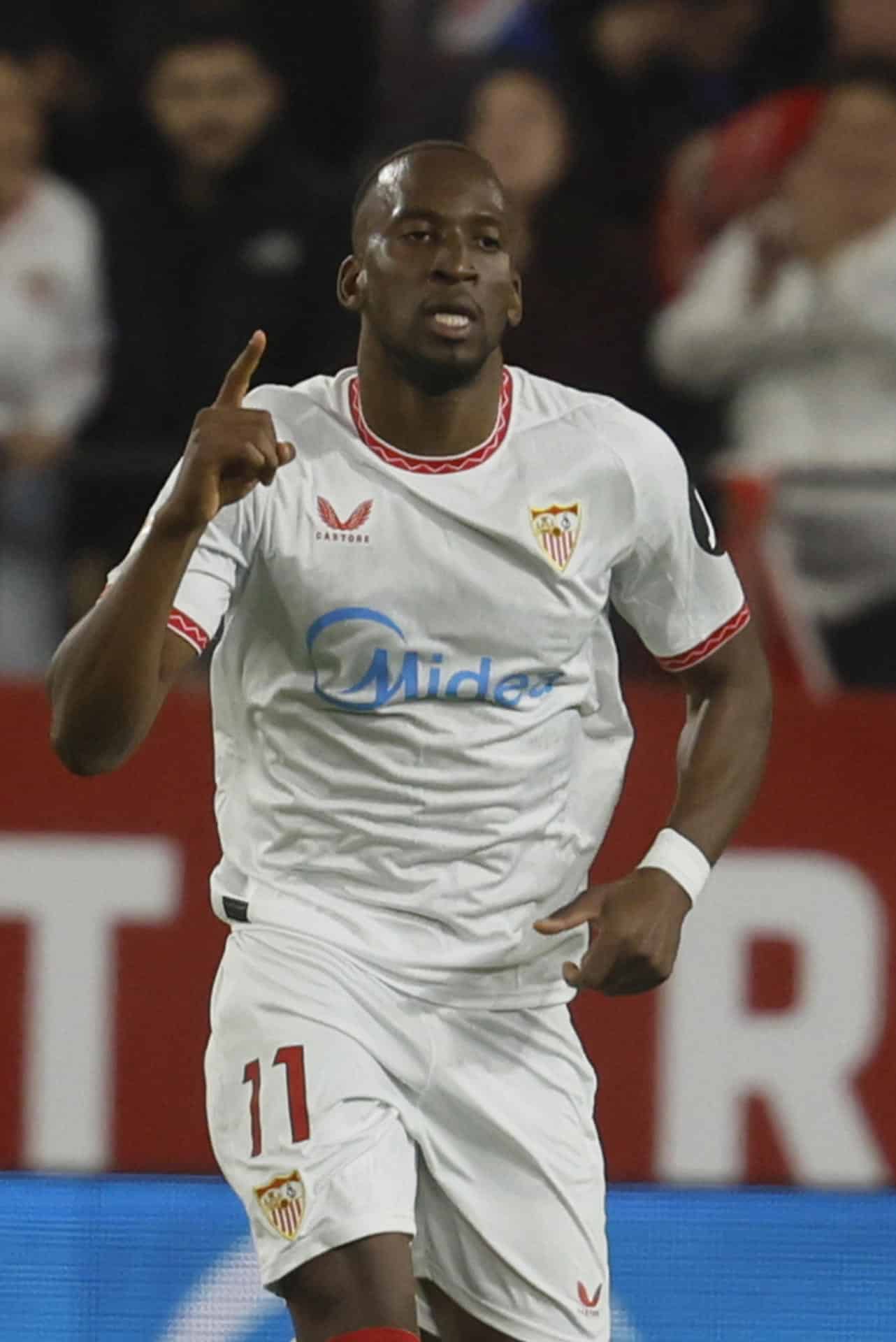 El delantero del Sevilla Dodi Lukébakio celebra tras marcar ante Osasuna, durante el partido de LaLiga que Sevilla FC y CA Osasuna disputan este lunes en el estadio Ramón Sánchez-Pizjuán. EFE/José Manuel Vidal