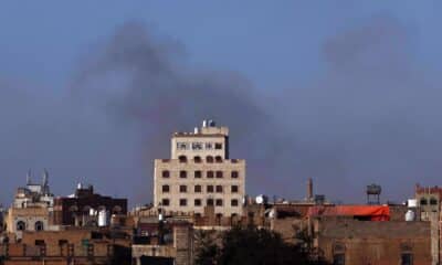 El humo se eleva desde el aeropuerto de Saná tras los ataques aéreos israelíes, en Saná, Yemen, 26 de diciembre de 2024. EFE/YAHYA ARHAB