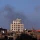 El humo se eleva desde el aeropuerto de Saná tras los ataques aéreos israelíes, en Saná, Yemen, 26 de diciembre de 2024. EFE/YAHYA ARHAB