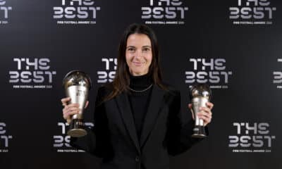 La jugadora del FC Barcelona Aitana Bonmatí posa con los galardonados recibidos, durante la gala de los Premios The Best celebrada este martes en Doha. EFE/FIFA via Getty Images/Alex Caparros