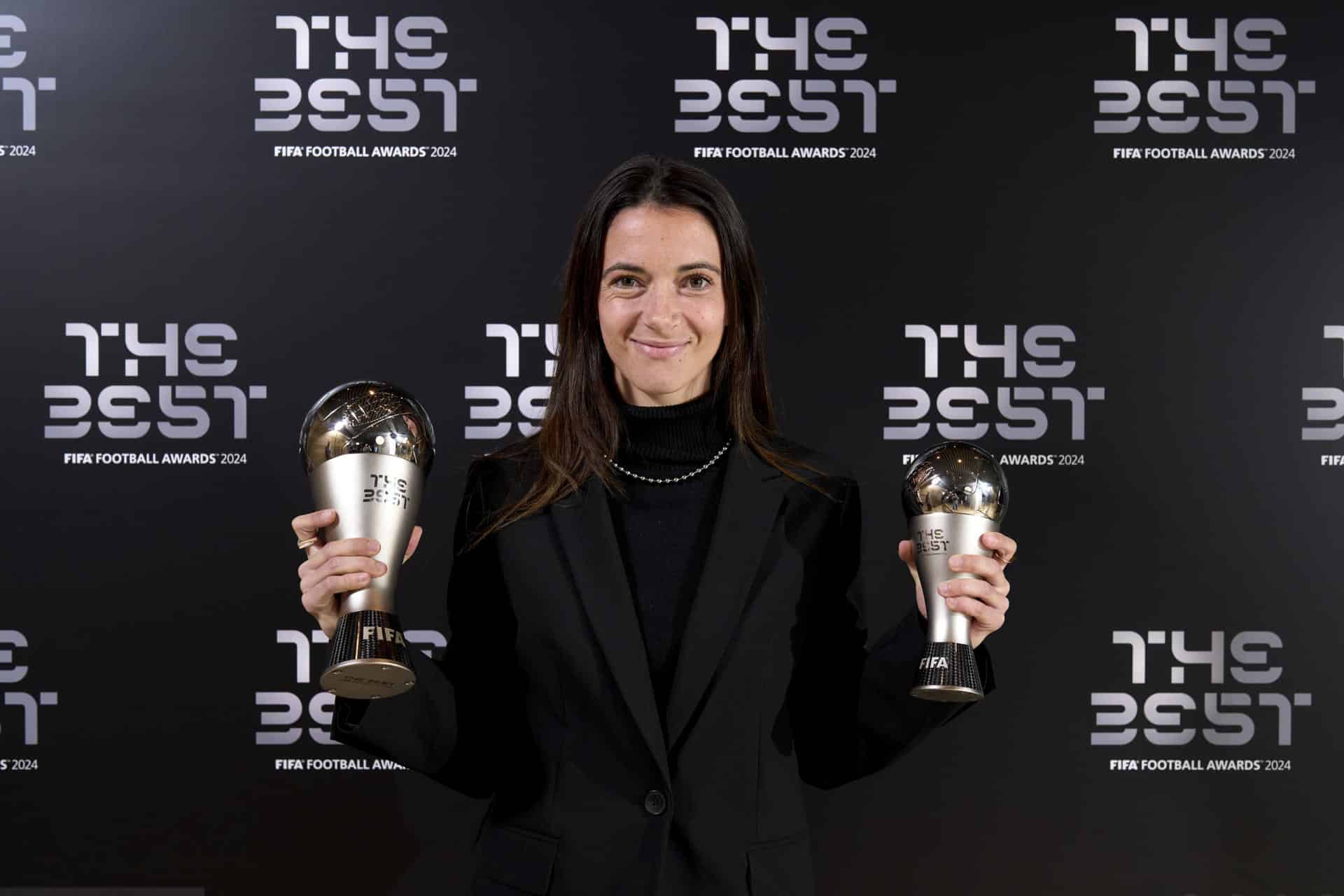 La jugadora del FC Barcelona Aitana Bonmatí posa con los galardonados recibidos, durante la gala de los Premios The Best celebrada este martes en Doha. EFE/FIFA via Getty Images/Alex Caparros