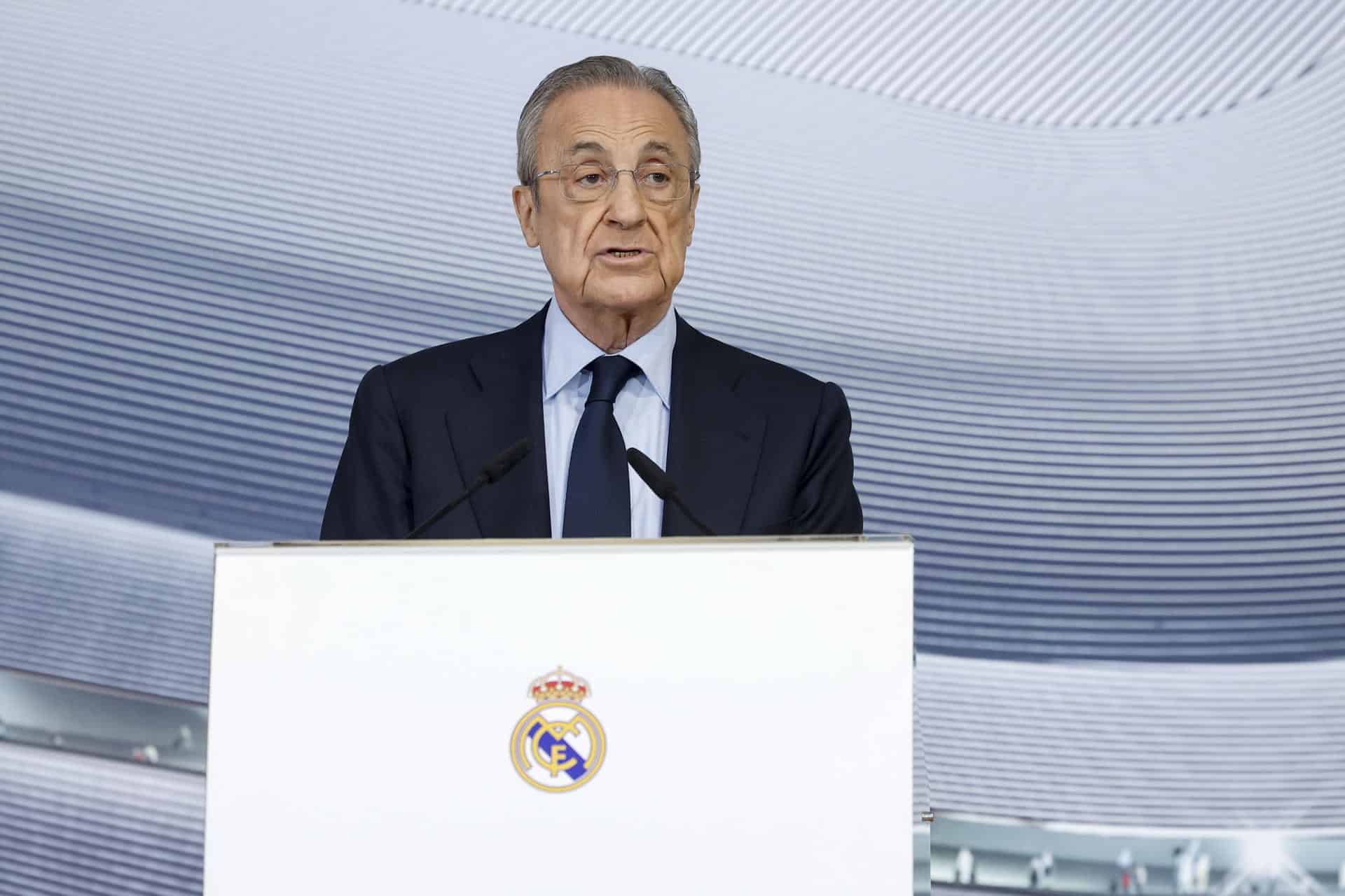 El presidente del Real Madrid, Florentino Pérez, durante su discurso durante en la copa de Navidad dada por el club este viernes. EFE/Chema Moya