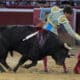 El torero francés Sebastián Castella, lidia al toro 'Acérrimo' de la ganadería Las Ventas del Espíritu Santo, durante la tercera jornada de la feria taurina de Cali este sábado, en la plaza de toros Cañaveralejo de Cali (Colombia). EFE/ Ernesto Guzmán