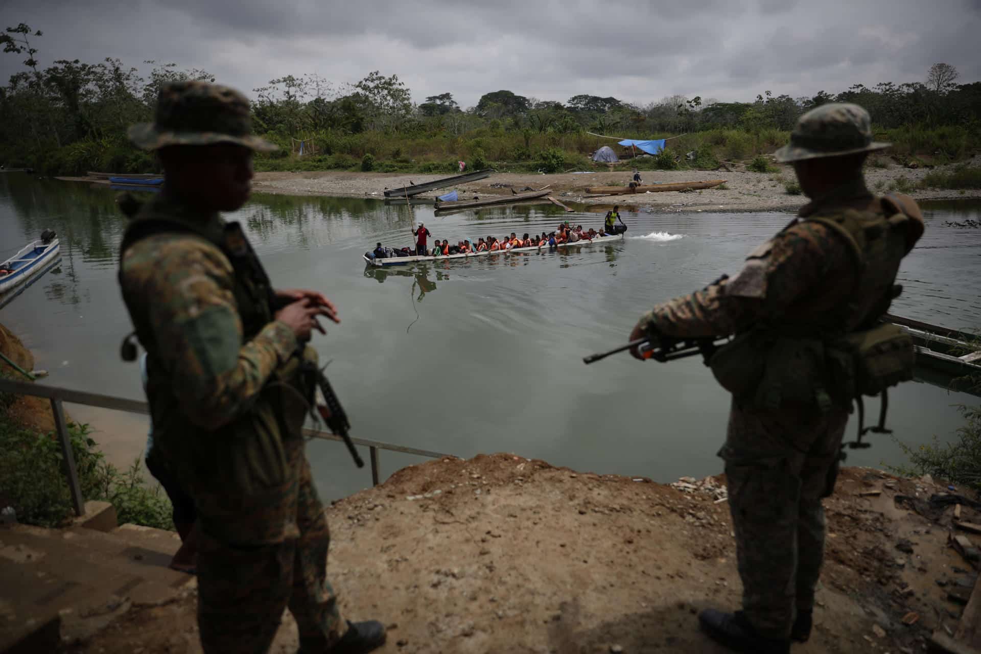 Fotografía de archivo del 9 de abril de 2024 de agentes del Servicio Nacional de Fronteras (Senafront) vigilando la llegada de migrantes que cruzan la selva del Darién con rumbo a los Estados Unidos, en el poblado de Bajo Chiquito (Panamá). EFE/ Bienvenido Velasco