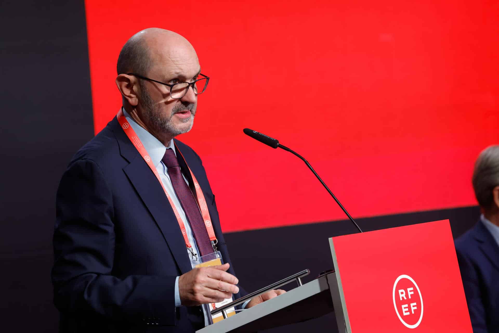 Rafael Louzán interviene después de ser elegido nuevo presidente de la Real Federación Española de Fútbol (RFEF) en elecciones celebradas en la Ciudad del Fútbol de Las Rozas, Madrid, este lunes. EE/ Zipi