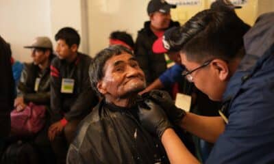 Un hombre recibe un corte de pelo y una afeitada durante una jornada de ayuda a personas en condición de calle, este viernes en La Paz (Bolivia). Cientos de personas en situación de calle participaron en la campaña del 'Buen Samaritano', organizada por una iglesia evangélica con la finalidad de brindar a este sector de la población aseo, alimentación, atención médica y apoyo espiritual durante las festividades de fin de año. EFE/ Luis Gandarillas