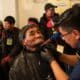 Un hombre recibe un corte de pelo y una afeitada durante una jornada de ayuda a personas en condición de calle, este viernes en La Paz (Bolivia). Cientos de personas en situación de calle participaron en la campaña del 'Buen Samaritano', organizada por una iglesia evangélica con la finalidad de brindar a este sector de la población aseo, alimentación, atención médica y apoyo espiritual durante las festividades de fin de año. EFE/ Luis Gandarillas