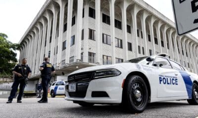 Fotografía de archivo de oficiales de Seguridad Nacional afuera del edificio federal Paul G. Rogers y el tribunal de los EE. UU., donde entonces fue arrestado Ryan Wesley Routh, identificado como el sospechoso de supuestamente apuntar con un rifle de asalto AK-47 al expresidente y hoy presidente electo, Donald Trump, en su campo de golf, en West Palm Beach, Florida, EE. UU., 16 de septiembre de 2024. EFE/EPA/Cristobal Herrera-Ulashkevich