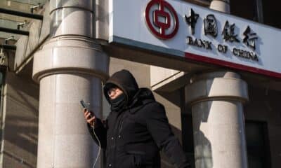 Un hombre pasa frente a un banco en Pekín, China, el 20 de diciembre de 2024. EFE/EPA/WU HAO