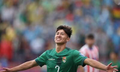 El delantero boliviano Miguel Terceros al celebrar un gol que le anotó a Paraguay, durante un partido de las eliminatorias sudamericanas al Mundial FIFA de 2026, el pasado 19 de noviembre, en el estadio Municipal de El Alto (Bolivia). EFE/Luis Gandarillas