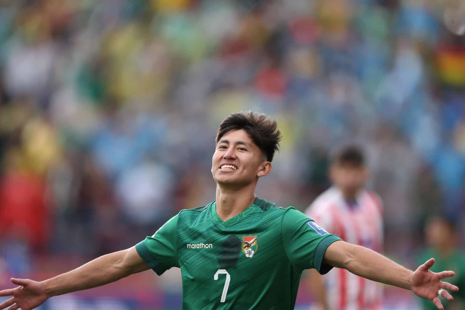 El delantero boliviano Miguel Terceros al celebrar un gol que le anotó a Paraguay, durante un partido de las eliminatorias sudamericanas al Mundial FIFA de 2026, el pasado 19 de noviembre, en el estadio Municipal de El Alto (Bolivia). EFE/Luis Gandarillas