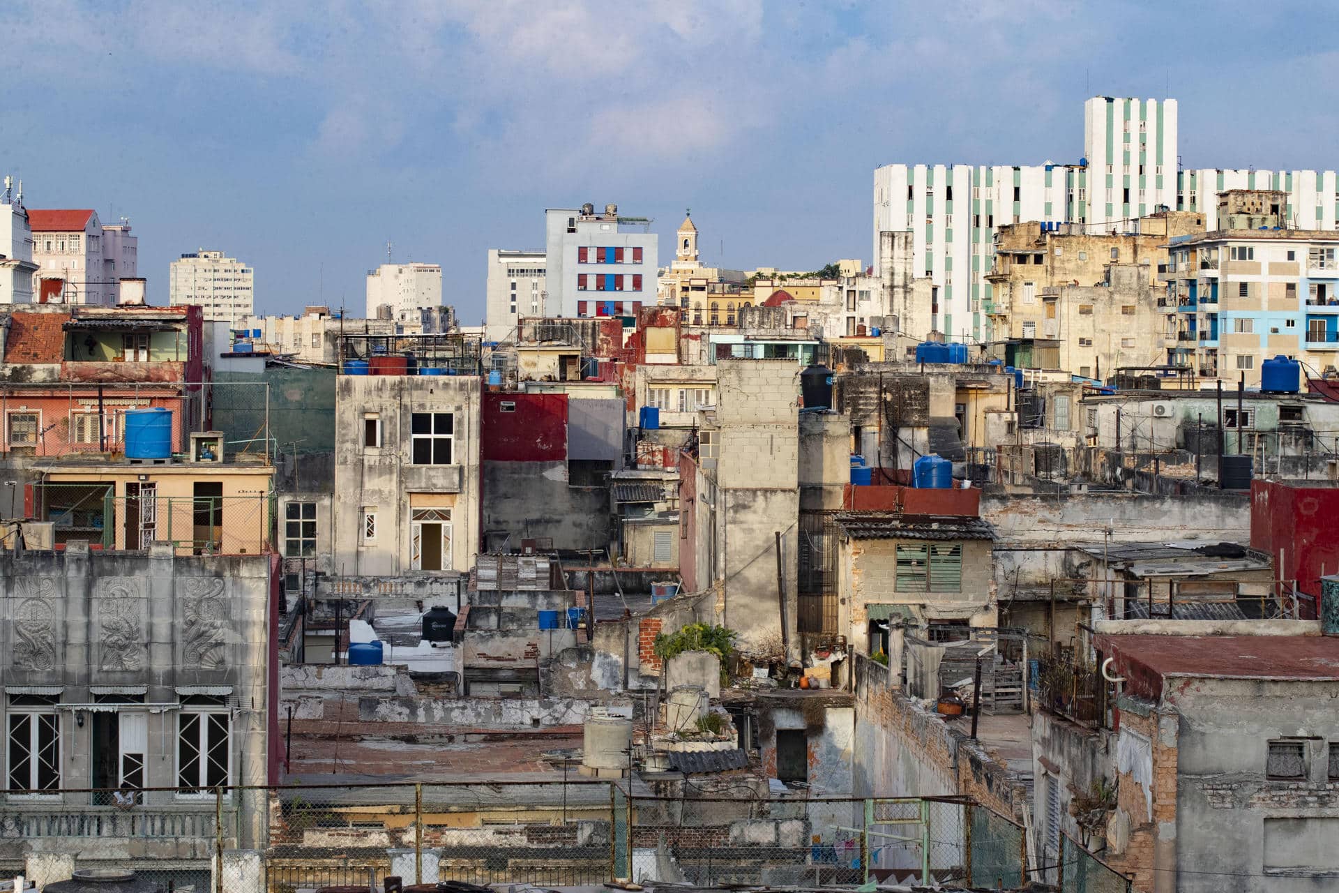 Fotografía que muestra el barrio Centro Habana, en el Centro de la Habana (Cuba). EFE/Yander Zamora