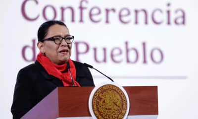 La secretaria de Gobernación, Rosa Icela Rodríguez, habla este lunes, durante una rueda de prensa en Palacio Nacional de la Ciudad de México (México). EFE/ Sáshenka Gutiérrez