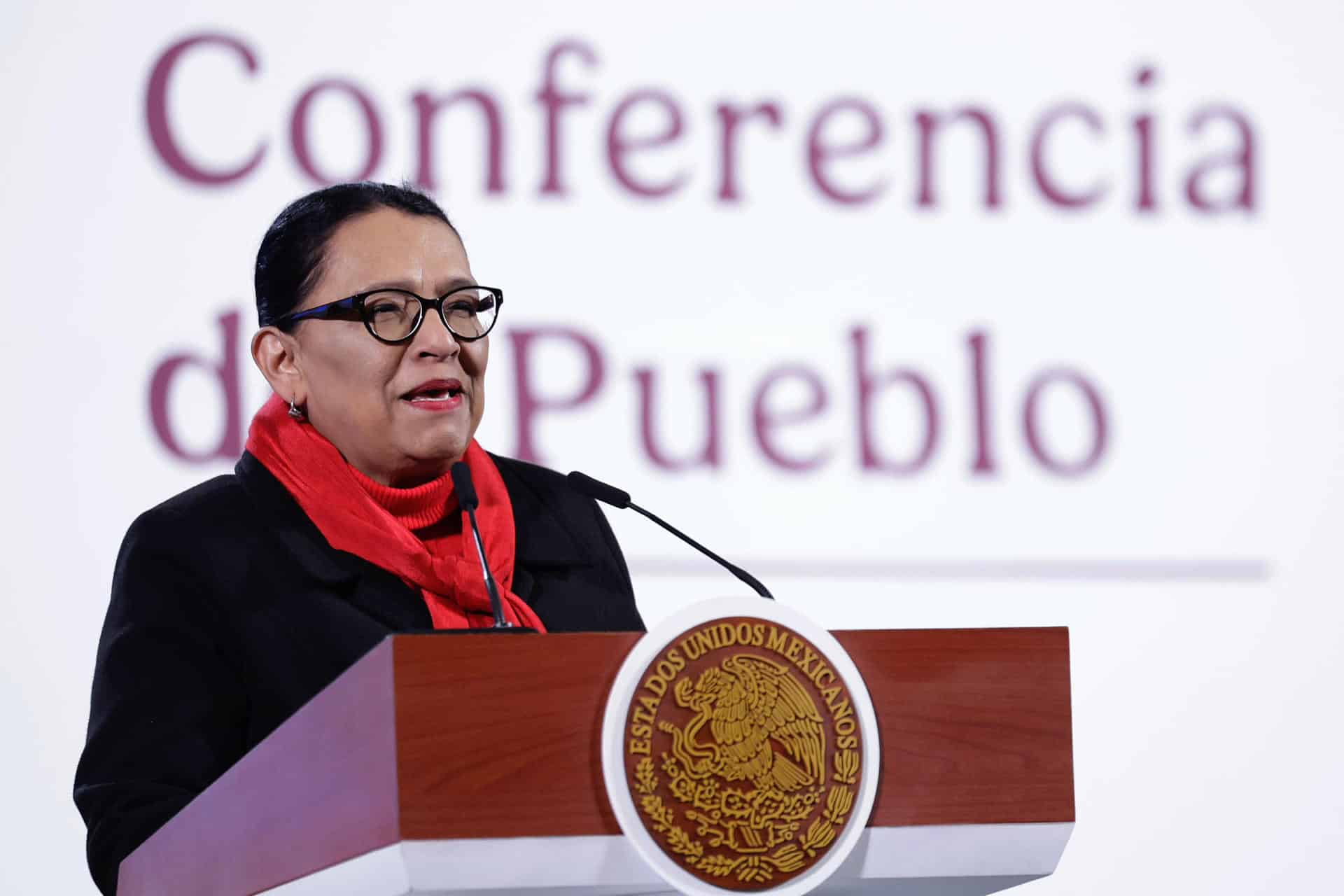 La secretaria de Gobernación, Rosa Icela Rodríguez, habla este lunes, durante una rueda de prensa en Palacio Nacional de la Ciudad de México (México). EFE/ Sáshenka Gutiérrez