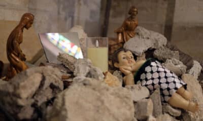 Un nacimiento con una figura del niño Jesús envuelto en una kufiya (pañuelo palestino) y rodeado de escombros en la Iglesia Evangélica Luterana de Belén. Por segundo año consecutivo Belén, la ciudad más turística de Cisjordania, ofrece una imagen desoladora. Los vecinos evocan con nostalgia el árbol gigante de Navidad que solía iluminarla cada diciembre, un mes que atraía a más de un millón y medio de peregrinos y turistas. EFE/Alejandro Ernesto