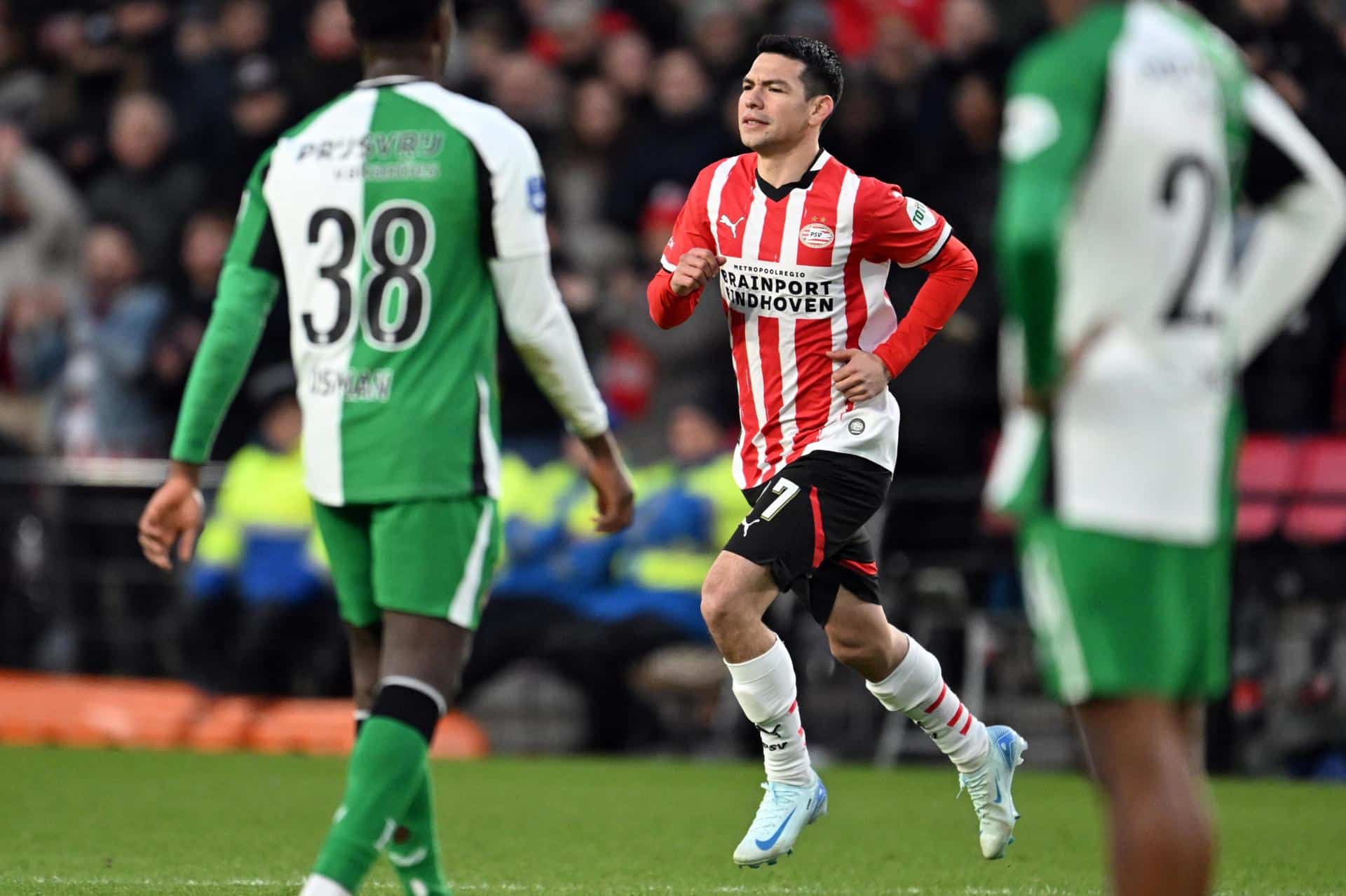 El jugador mexicano del PSV Hirving Lozano durante el partido de la Eredivisie que han jugado PSV Eindhoven y Feyenoord Rotterdam, en Eindhoven, Países Bajos. EFE/EPA/MAURICE VAN STEEN