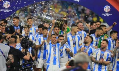 El delantero argentino Angel Di María (c-i) al levantar la Copa América, luego de vencer en la final a Colombia por 1-0, el pasado 14 de julio, en el estadio Hard Rock de Miami Gardens (Florida, EE.UU.). EFE/Cristóbal Herrera