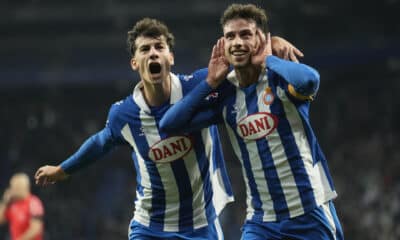 El delantero del Espanyol Javi Puado (d) celebra tras marcar el 1-0 durante el partido de LaLiga que RCD Espanyol y Valencia CF disputarpn en el RCDE Stadium, en Barcelona. EFE/Enric Fontcuberta