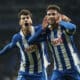 El delantero del Espanyol Javi Puado (d) celebra tras marcar el 1-0 durante el partido de LaLiga que RCD Espanyol y Valencia CF disputarpn en el RCDE Stadium, en Barcelona. EFE/Enric Fontcuberta