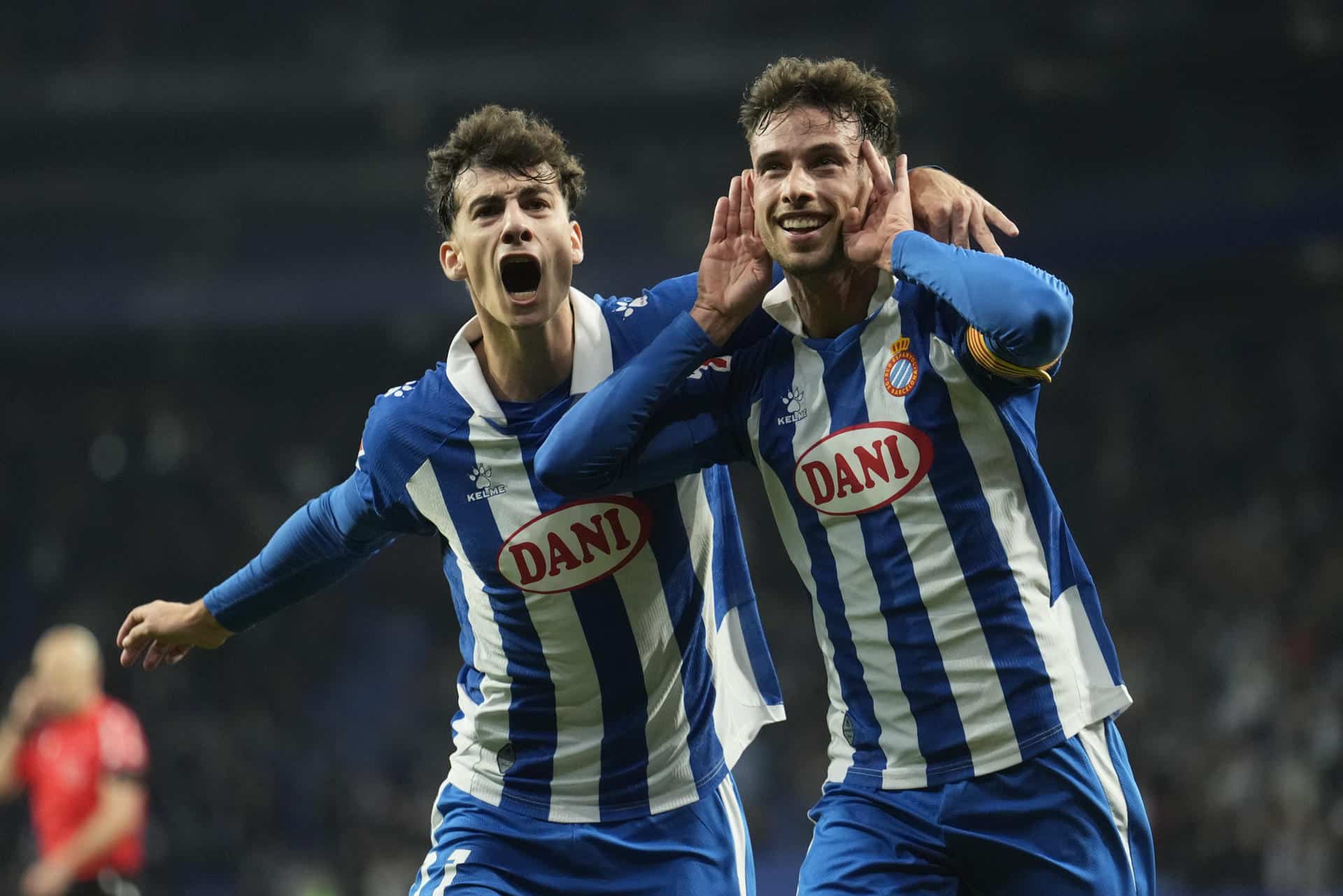 El delantero del Espanyol Javi Puado (d) celebra tras marcar el 1-0 durante el partido de LaLiga que RCD Espanyol y Valencia CF disputarpn en el RCDE Stadium, en Barcelona. EFE/Enric Fontcuberta