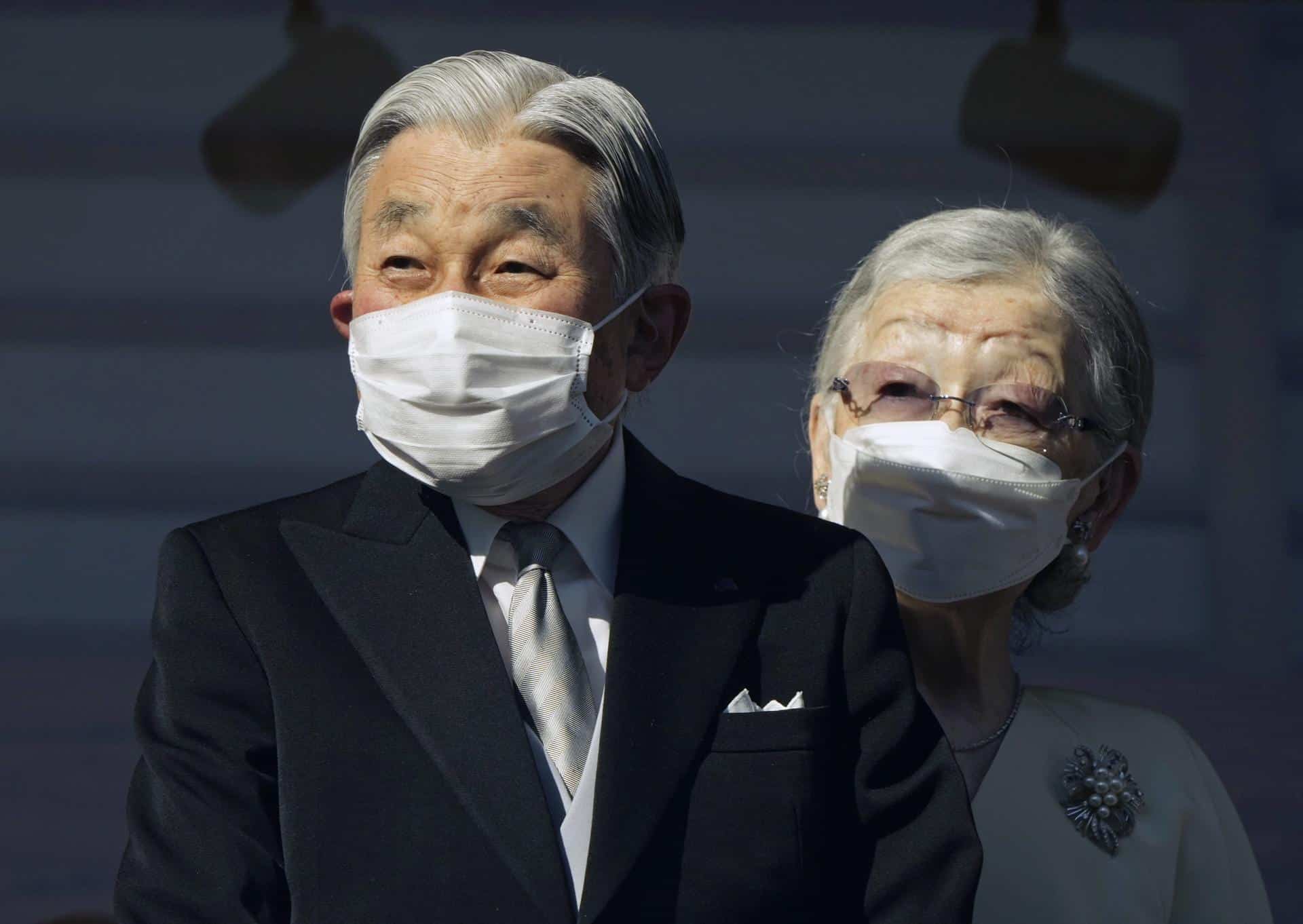 El emperador emérito Akihito y su esposa Michiko en una fotografía de archivo. EFE/EPA/FRANCK ROBICHON / POOL