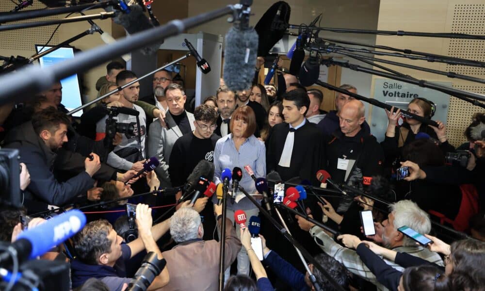 Gisele Pelicot (C), con sus abogados Stephane Babonneau y Antoine Camus, habla con los medios de comunicación en el tribunal penal de Aviñón, en el sur de Francia, el 19 de diciembre de 2024. Dominique Pelicot fue condenado a 20 años de prisión por haber drogado y violado a su entonces esposa Gisele Pelicot, así como por invitar a docenas de hombres a violarla mientras estaba inconsciente en su hogar en Mazan, Francia, entre 2011 y 2020. Cincuenta hombres más también fueron condenados junto a él. (Francia) EFE/EPA/GUILLAUME HORCAJUELO