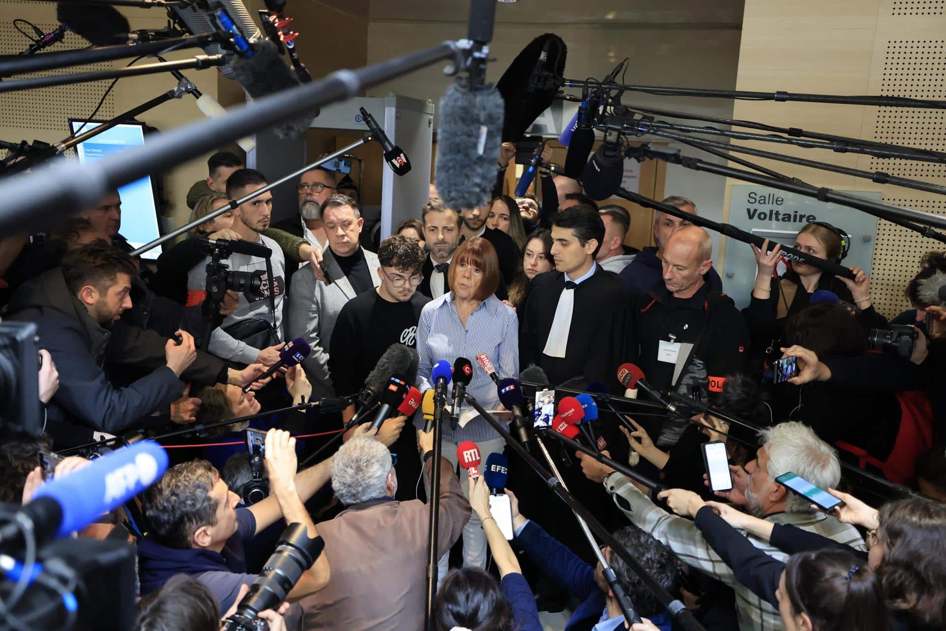 Gisele Pelicot (C), con sus abogados Stephane Babonneau y Antoine Camus, habla con los medios de comunicación en el tribunal penal de Aviñón, en el sur de Francia, el 19 de diciembre de 2024. Dominique Pelicot fue condenado a 20 años de prisión por haber drogado y violado a su entonces esposa Gisele Pelicot, así como por invitar a docenas de hombres a violarla mientras estaba inconsciente en su hogar en Mazan, Francia, entre 2011 y 2020. Cincuenta hombres más también fueron condenados junto a él. (Francia) EFE/EPA/GUILLAUME HORCAJUELO