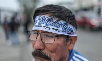 Un aficionado usa una cinta en honor al exfubolista peruano Hugo 'Cholo' Sotil afuera del estadio Alejandro Villanueva del club Alianza Lima en Lima (Perú). EFE/ Aldair Mejía