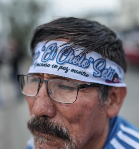 Un aficionado usa una cinta en honor al exfubolista peruano Hugo 'Cholo' Sotil afuera del estadio Alejandro Villanueva del club Alianza Lima en Lima (Perú). EFE/ Aldair Mejía