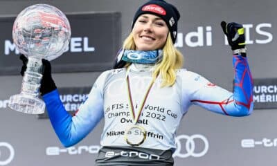 La estadounidense Mikaela Shiffrin, con el Globo de Cristal que acredita a la vencedora de la general de la Copa del Mundo de esquí alpino (competición que ha ganado en cinco ocasiones y en la que posee el récord histórico de victorias: 99). EFE/EPA/URS FLUEELER