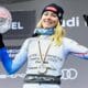 La estadounidense Mikaela Shiffrin, con el Globo de Cristal que acredita a la vencedora de la general de la Copa del Mundo de esquí alpino (competición que ha ganado en cinco ocasiones y en la que posee el récord histórico de victorias: 99). EFE/EPA/URS FLUEELER