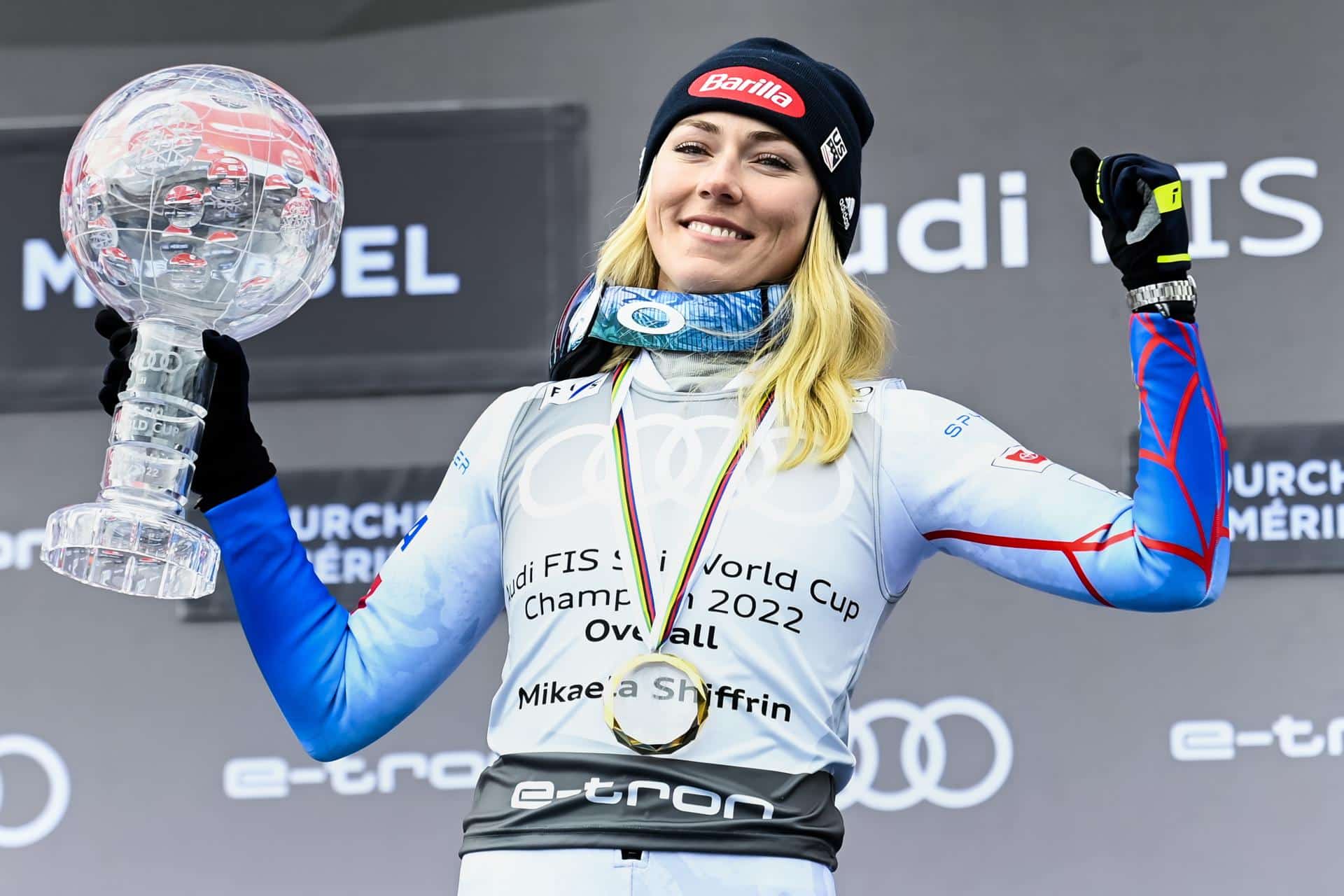 La estadounidense Mikaela Shiffrin, con el Globo de Cristal que acredita a la vencedora de la general de la Copa del Mundo de esquí alpino (competición que ha ganado en cinco ocasiones y en la que posee el récord histórico de victorias: 99). EFE/EPA/URS FLUEELER