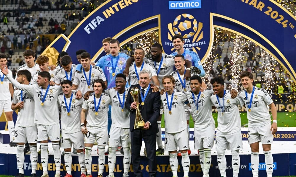 El Real Madrid celebra el título de la Copa Intercontinental en la final jugada en el estadio de Lusailm en Doha, Catar. EFE/EPA/NOUSHAD THEKKAYIL