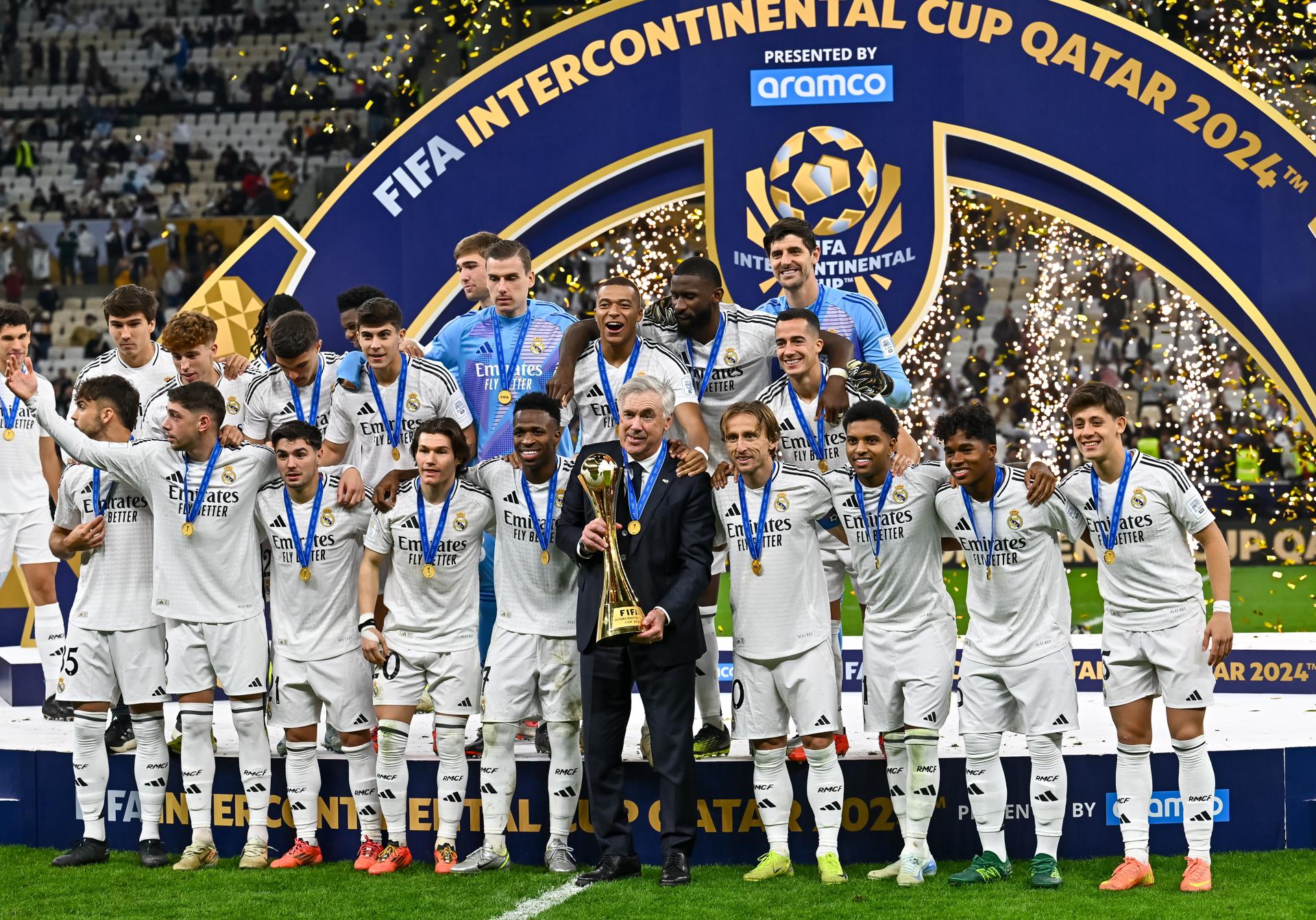 El Real Madrid celebra el título de la Copa Intercontinental en la final jugada en el estadio de Lusailm en Doha, Catar. EFE/EPA/NOUSHAD THEKKAYIL